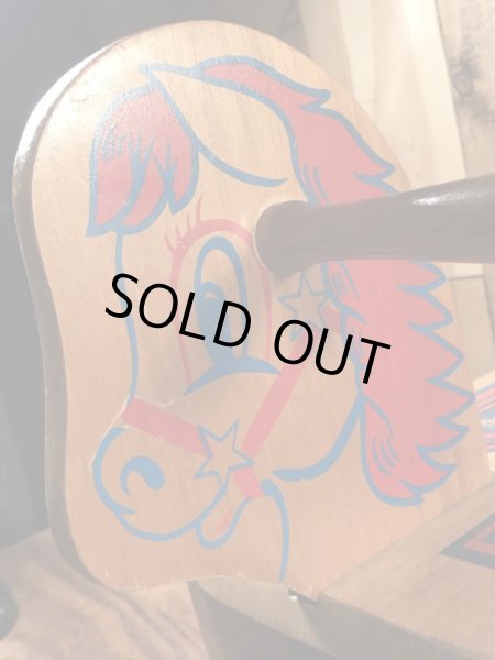 キッズ用のアンティークのヴィンテージ木馬