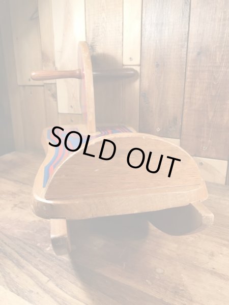 キッズ用のアンティークのヴィンテージ木馬