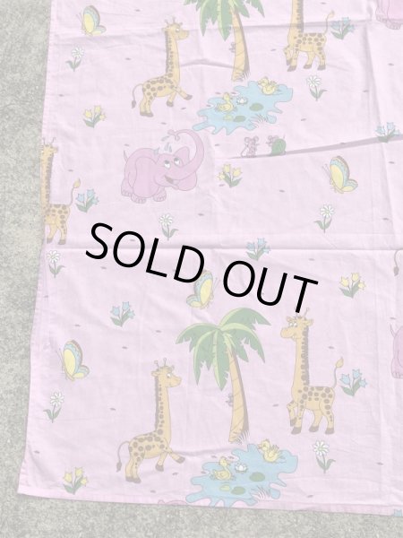 ピンク色の動物柄のヴィンテージフラットシーツ