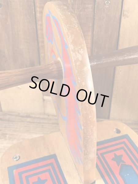 子供用のアンティークのビンテージロッキングホース