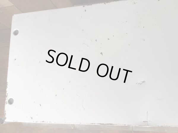 ACスパークプラグの電球が入っていた50〜60’sヴィンテージメタルキャビネット