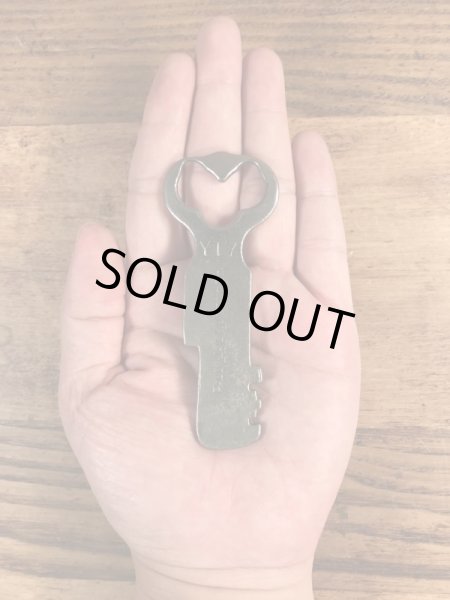 Pauly Jail Building Co.の刑務所のビンテージキー