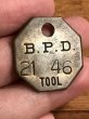 B.P.D.“21 46”のツールのビンテージ真鍮タグ