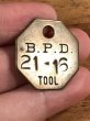 B.P.D.“21-16”のツールのビンテージ真鍮タグ