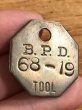 B.P.D.“68-19”のツールのビンテージ真鍮タグ