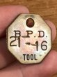 B.P.D.“21-16”のツールのビンテージ真鍮タグ