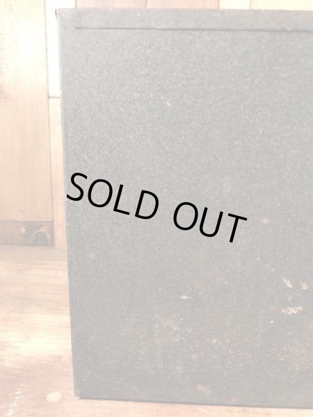 ウェザーヘッドの部品やツールが入っていた金属製の50年代ビンテージキャビネット