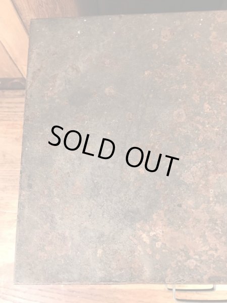 ウェザーヘッドの部品やツールが入っていた金属製の50年代ビンテージキャビネット