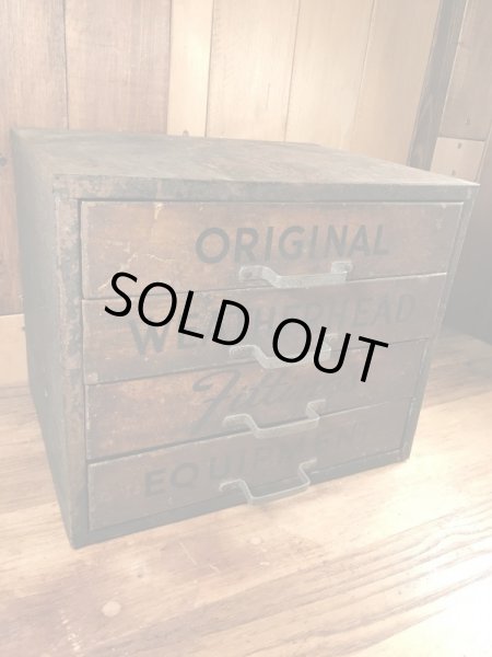 ウェザーヘッドの部品やツールが入っていた金属製の50年代ビンテージキャビネット