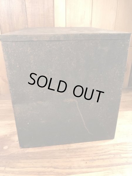 ウェザーヘッドの部品やツールが入っていた金属製の50年代ビンテージキャビネット