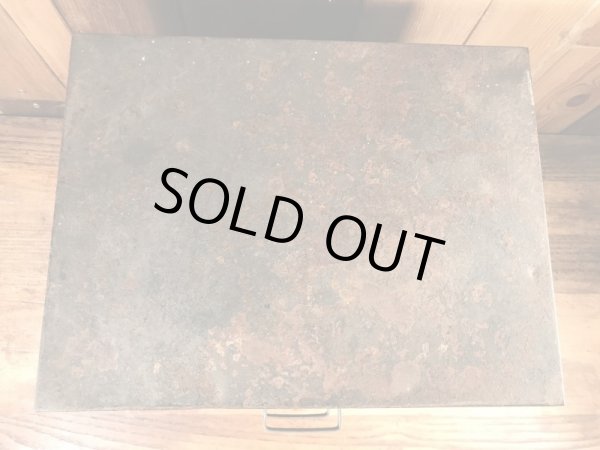 ウェザーヘッドの部品やツールが入っていた金属製の50年代ビンテージキャビネット