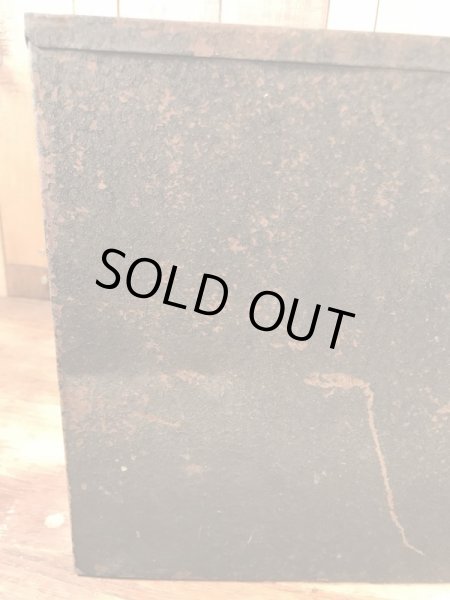 ウェザーヘッドの部品やツールが入っていた金属製の50年代ビンテージキャビネット