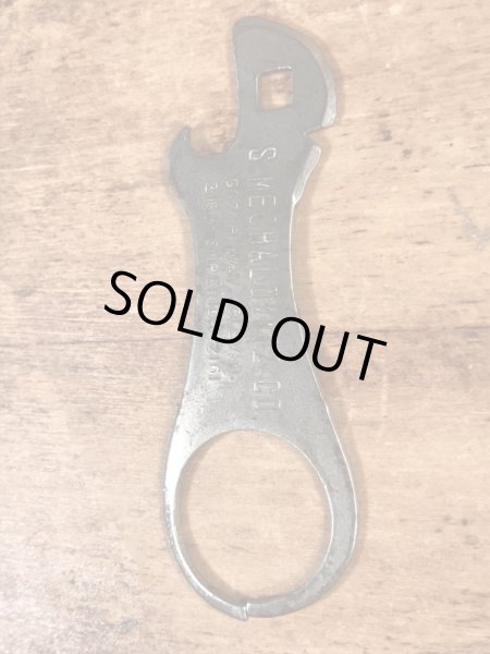 アンティークのボトルオープナーなどが付いたS.Mechalovitz Co.のヴィンテージシガーボックスオープナー