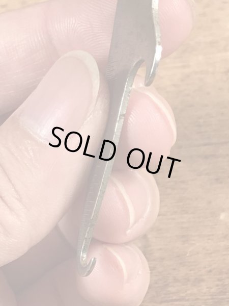 アンティークのボタンフックなどが付いたヴィンテージボトルオープナー