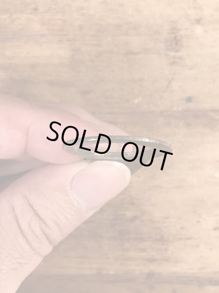 アンティークのボタンフックなどが付いたヴィンテージボトルオープナー