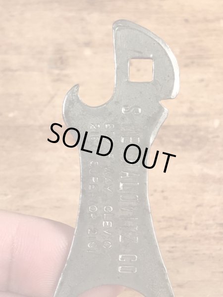 アンティークの栓抜きなどが付いたビンテージシガーボックスオープナー