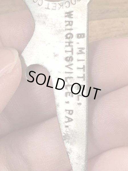 アンティークのボタンフックなどが付いたヴィンテージボトルオープナー