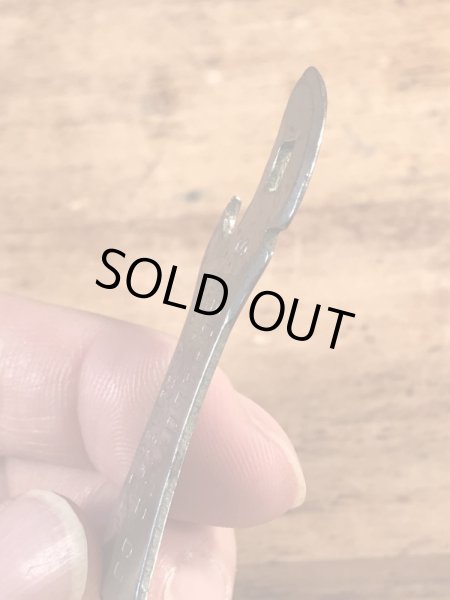 アンティークの栓抜きなどが付いたビンテージシガーボックスオープナー