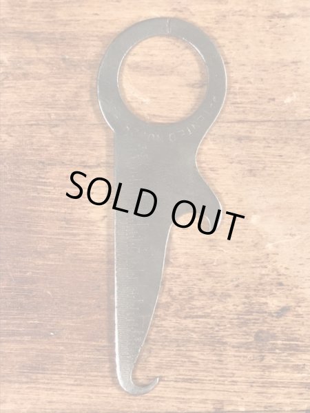 アンティークのボタンフックなどが付いたヴィンテージボトルオープナー