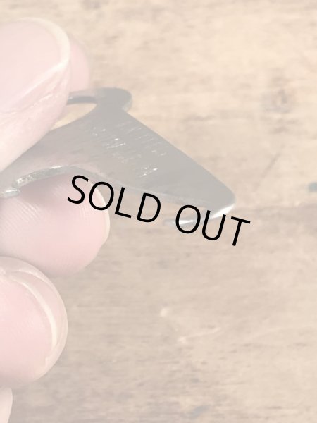 アンティークのボタンフックなどが付いたヴィンテージボトルオープナー