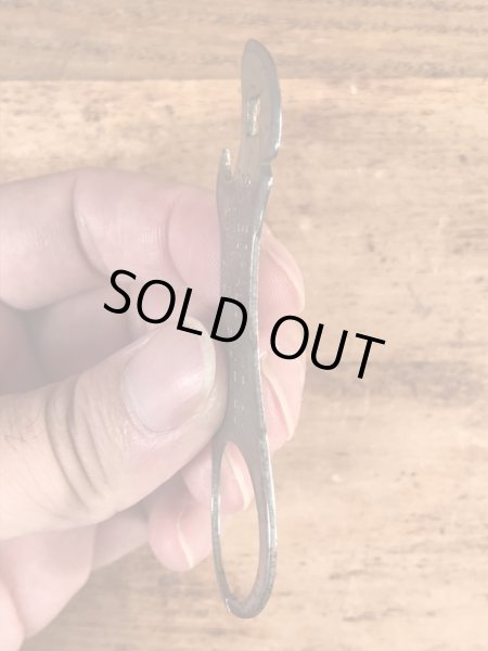 アンティークの栓抜きなどが付いたビンテージシガーボックスオープナー