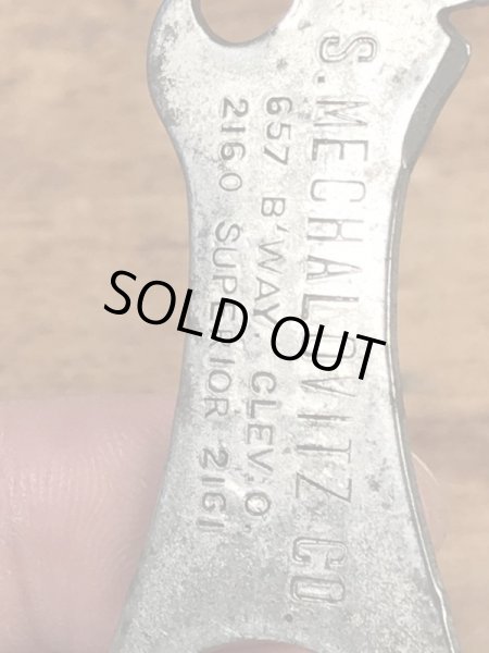 アンティークの栓抜きなどが付いたビンテージシガーボックスオープナー