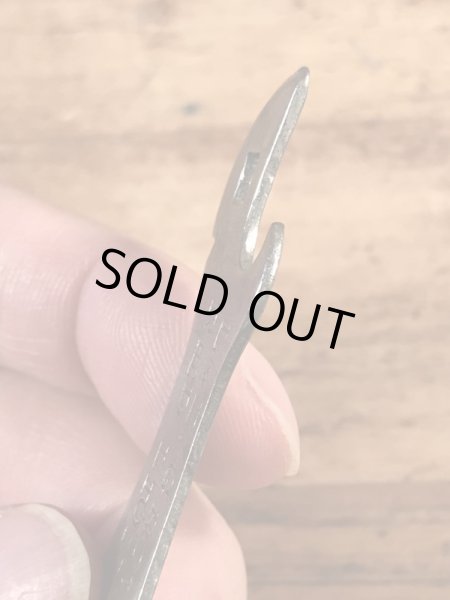 アンティークの栓抜きなどが付いたビンテージシガーボックスオープナー