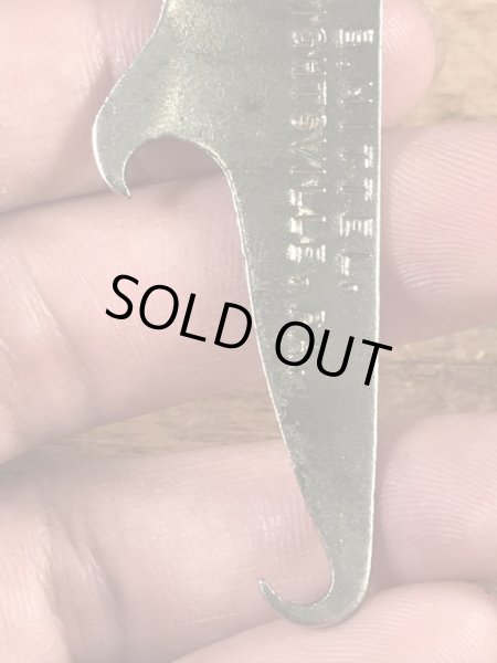 アンティークのボタンフックなどが付いたヴィンテージボトルオープナー