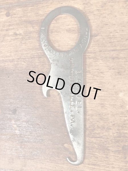 アンティークのボタンフックなどが付いたヴィンテージボトルオープナー