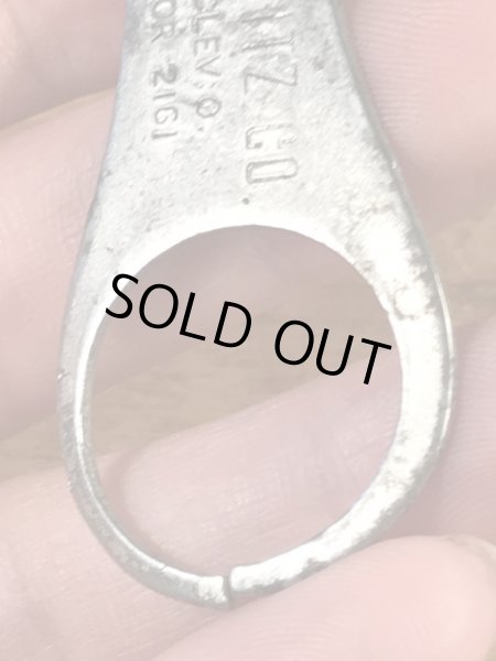 アンティークのボトルオープナーなどが付いたS.Mechalovitz Co.のヴィンテージシガーボックスオープナー