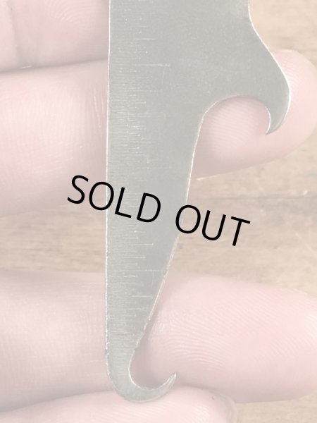 アンティークのボタンフックなどが付いたヴィンテージボトルオープナー