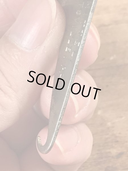 アンティークのボタンフックなどが付いたヴィンテージボトルオープナー