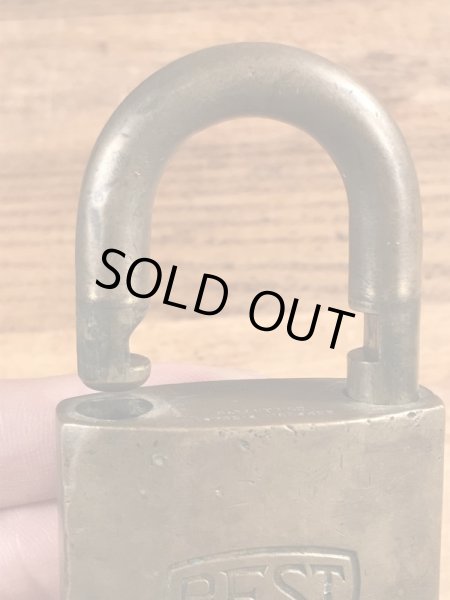 ブラス製のチェーンが付いたヴィンテージパドロックキー