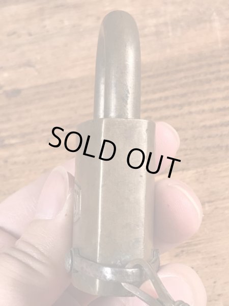 ブラス製のチェーンが付いたヴィンテージパドロックキー