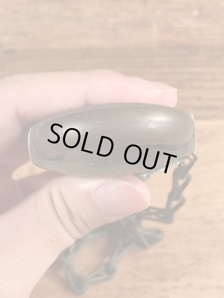 ブラス製のチェーンが付いたヴィンテージパドロックキー