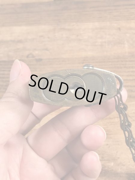 ブラス製のチェーンが付いたヴィンテージパドロックキー