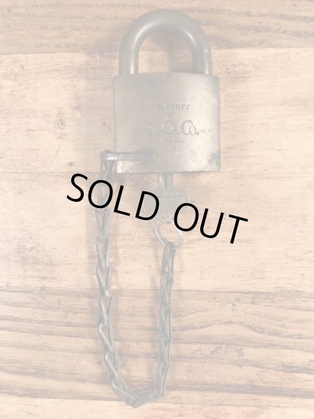 ブラス製のチェーンが付いたヴィンテージパドロックキー