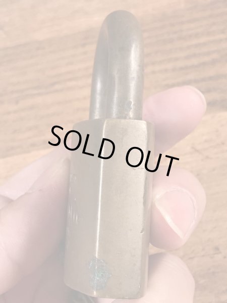 ブラス製のチェーンが付いたヴィンテージパドロックキー