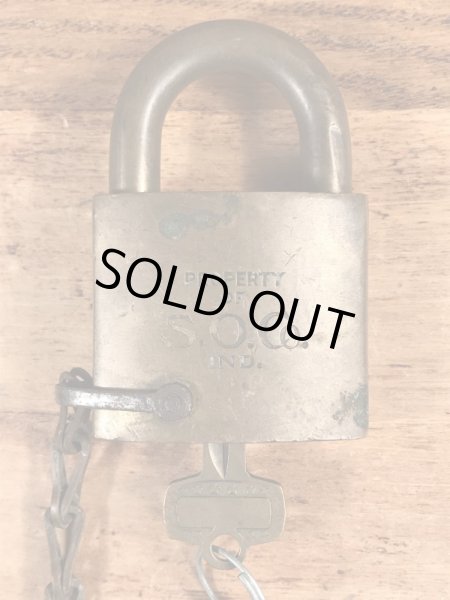 ブラス製のチェーンが付いたヴィンテージパドロックキー