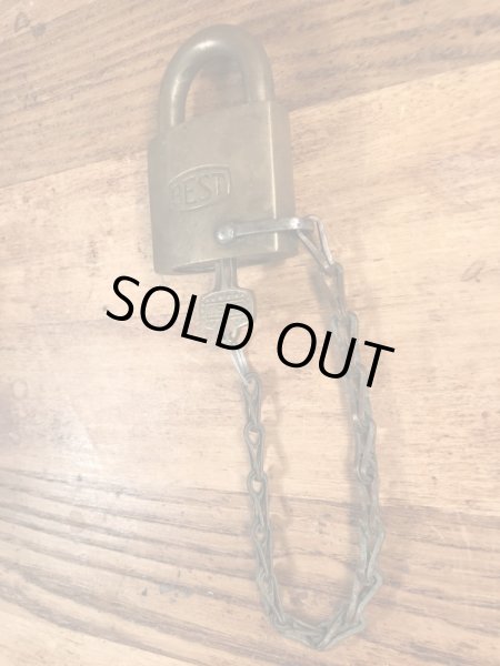 ブラス製のチェーンが付いたヴィンテージパドロックキー