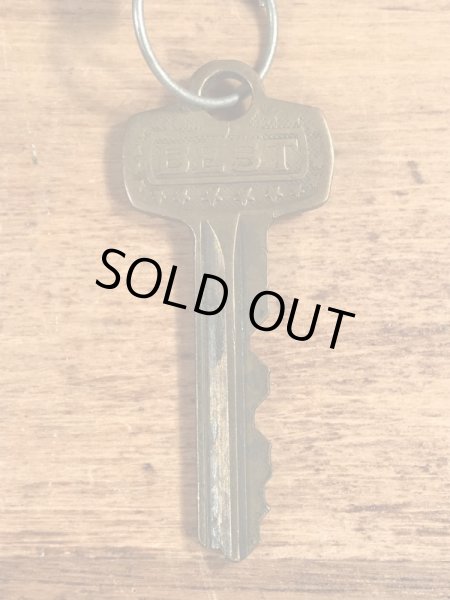 ブラス製のチェーンが付いたヴィンテージパドロックキー