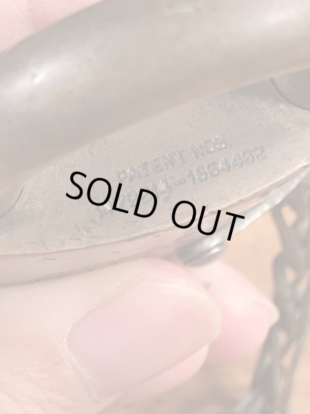 ブラス製のチェーンが付いたヴィンテージパドロックキー