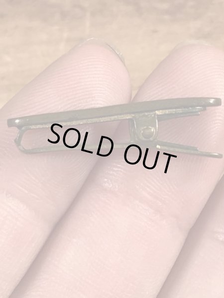 クロスの模様が描かれたブラス製のヴィンテージクリップ