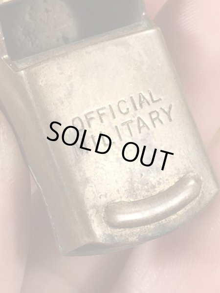 チェーンが付いたミリタリー物の真鍮製のヴィンテージホイッスル