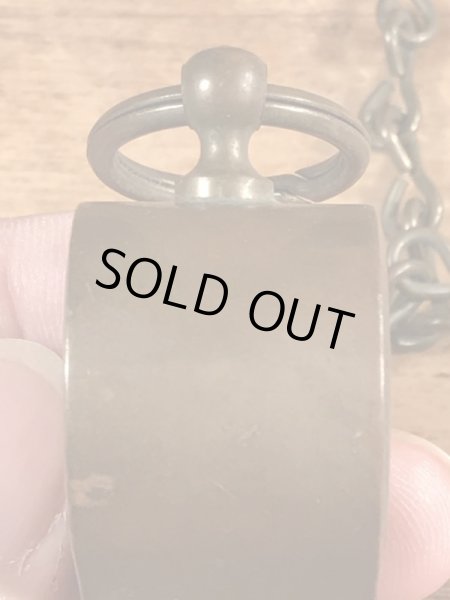 チェーンが付いたミリタリー物の真鍮製のヴィンテージホイッスル