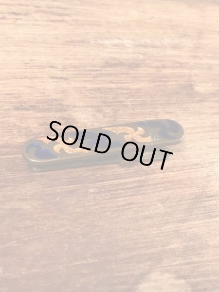 クロスの模様が描かれた真鍮製のビンテージクリップ