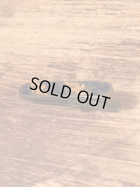 クロスの模様が描かれたブラス製のヴィンテージクリップ