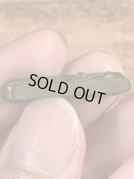 クロスの模様が描かれたブラス製のヴィンテージクリップ