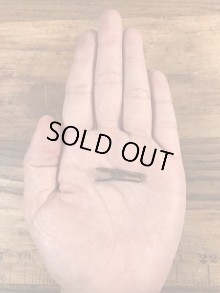 クロスの模様が描かれたブラス製のヴィンテージクリップ