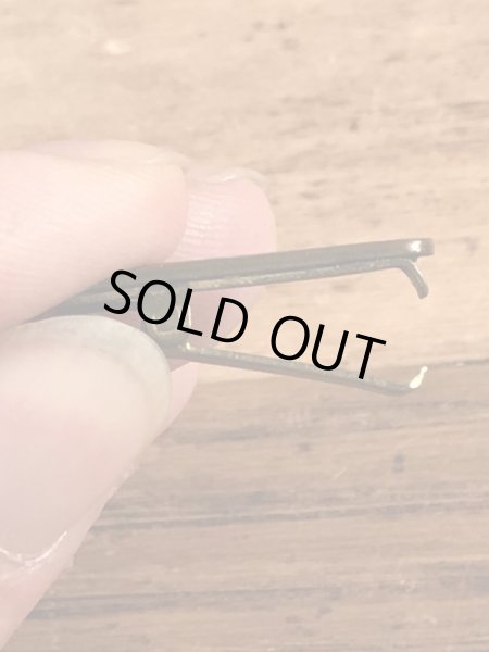 クロスの模様が描かれた真鍮製のビンテージクリップ